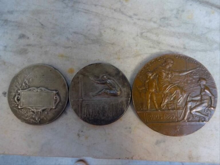 MEDAILLES - Lot de trois (3) médailles en bronz