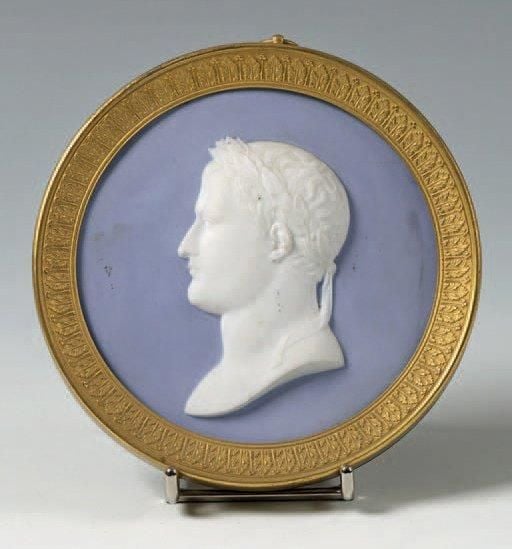 Médaillon en biscuit représentant le buste de l'empereur Napoléon Ier se détachant sur un fond bleu Wedgewoo