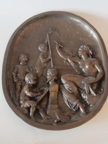 Médaillon en bronze à patine noire en bas-relief représentant une Allégorie des arts