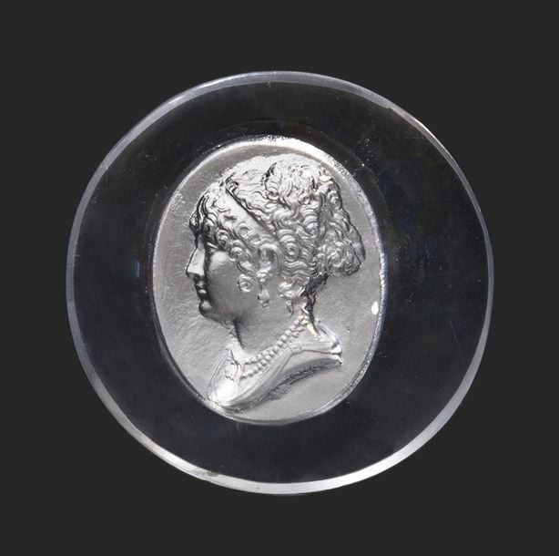 Médaillon en cristal orné d'une plaque en cristallo-cérame représentant le profil de Marie-