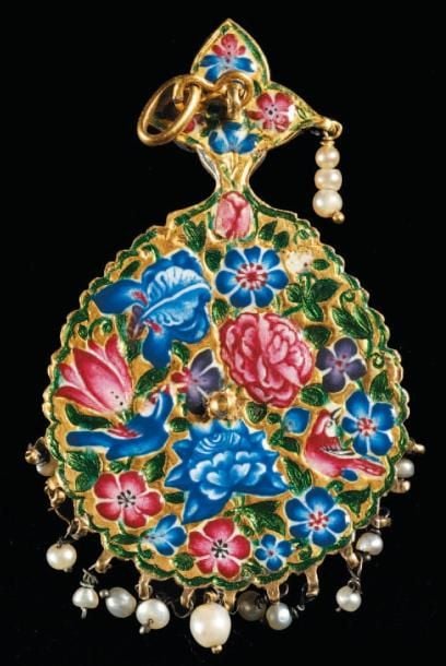MÉDAILLON Pendentif en or en forme de médaillon ovoïde polylobé, muni de perles en suspension, serti de pierres d'un côté et décoré de l'autre d'oiseaux parmi des fleur