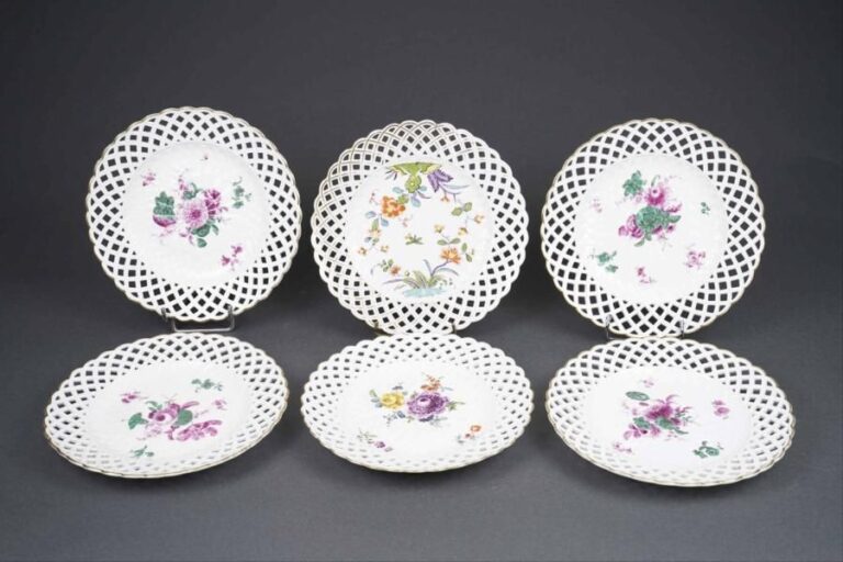 MEISSEN Ensemble de six assiettes en porcelaine polychrome de forme ronde festonnées à décor floral au centre, le marli ajour