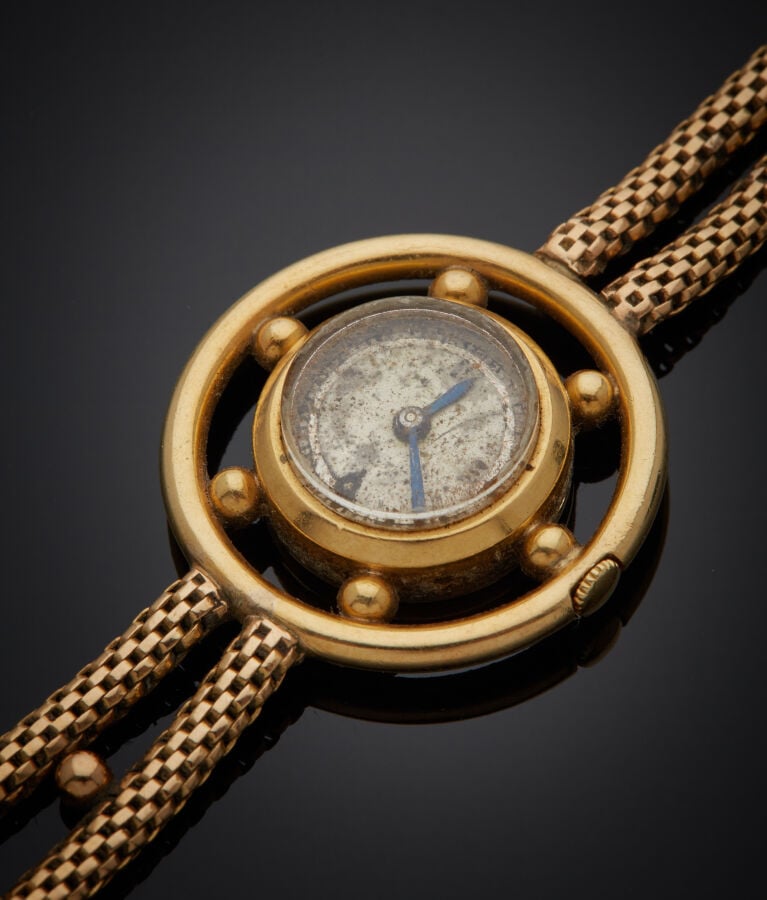 MELIK - BRACELET MONTRE "gouvernail" de dame en or jaune (750‰). Cadran crème (…