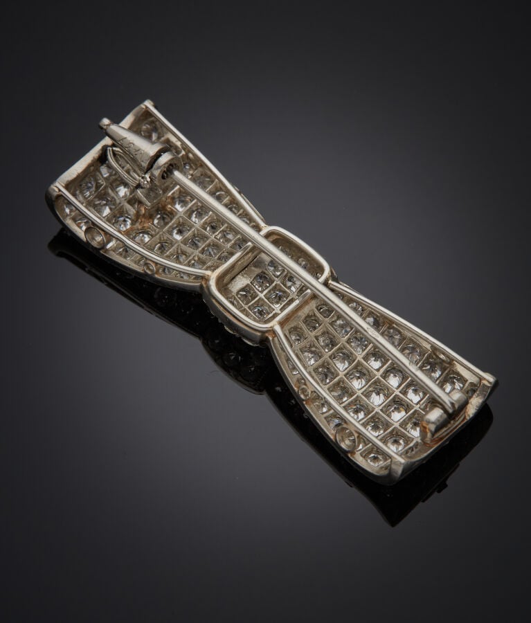 MELLERIO dit MELLER - BROCHE "noeud" en platine (950‰) et or gris (750‰) bombé,…