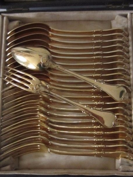 Ménagère de 12 couverts à entremets en vermeil, modèle nœud gordie
