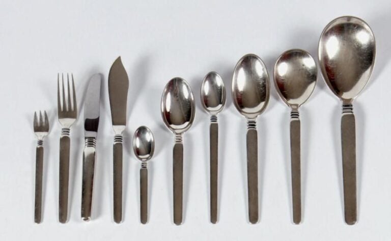MÉNAGÈRE en argent de cent-sept pièces composée de huit couverts de table, huit couverts à poisson, huit fourchettes à huîtres, huit couverts à entremets et leurs couteaux, huit cuillers à café, huit cuillers à thé, huit cuillers à mazagran et dix-neuf pièces de service uniplat; les boutons à triple ressau