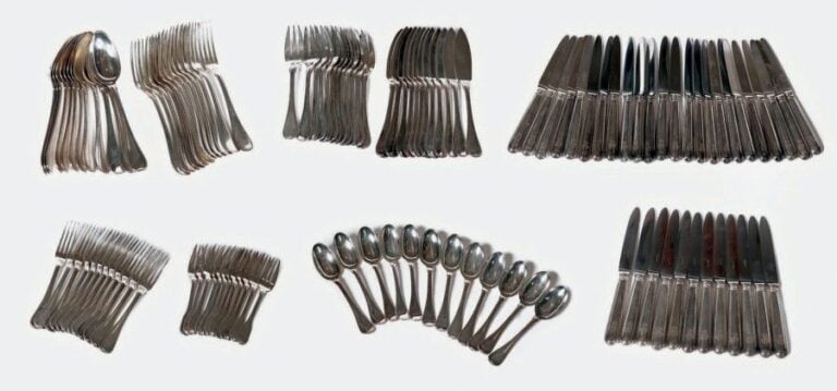 MÉNAGÈRE en argent de chez Puiforcat modèle au filet: 12 couverts de table, 12 couverts à entremets, 12 couverts à poisson, 12 fourchettes à gâteau, 12 couteaux lame argent