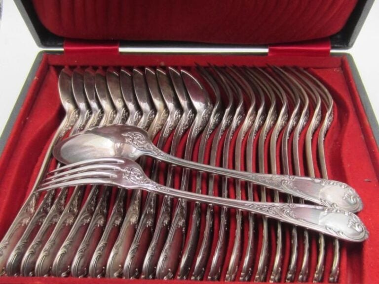 Ménagère en argent de style Louis XV, à motif de coquilles et fleurettes, comprenant douze grands couverts dans un coffre