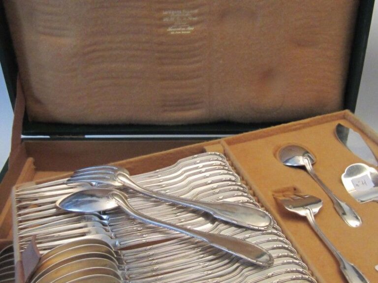 Ménagère en argent de style Louis XVI de 55 pièces, modèle filets rubanés se composant de : 12 grandes fourchettes, 12 grandes cuillères, service à hors d’œuvre(4 pièces), 1 grande louche, 1 couvert à salade, 12 cuillères à entremets, 12 fourchettes à entremet