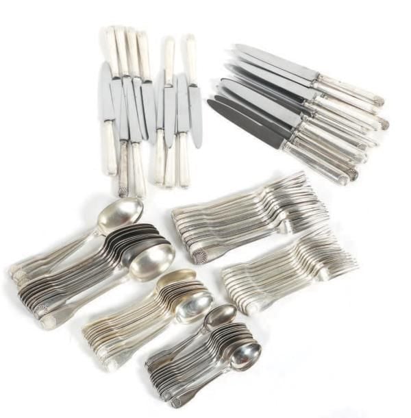MÉNAGÈRE en argent, modèle coquille comprenant: 11 couverts de table (+ 1 fourchette), 12 couverts à entremets, 12 couteaux de table, 12 couteaux à entremets, 12 cuillères à caf