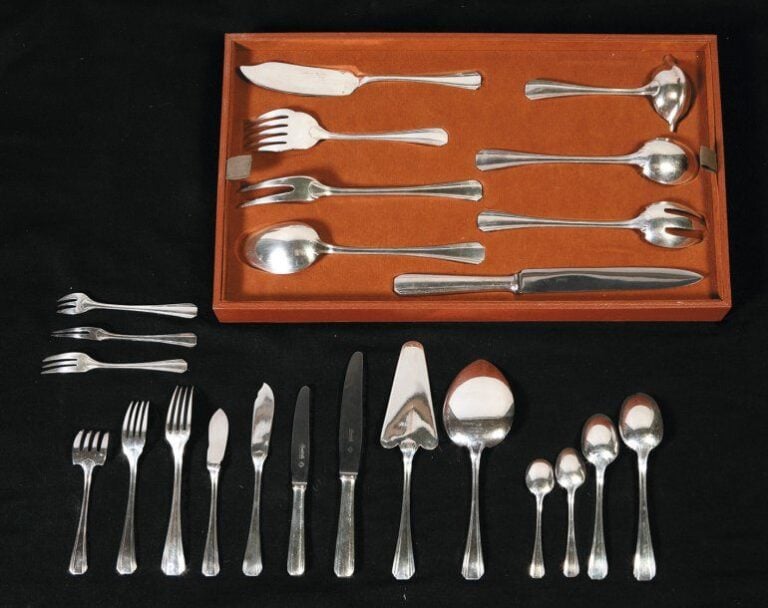 Ménagère En Métal Argenté A Manche Uni Plat A Doubles Filets Latéraux Se Composant De 12 Grandes Fourchettes, 12 Grandes Cuillères, 12 Grands Couteaux, 12 Fourchettes, 12 Cuillères Et 12 Couteaux A Entremets, 12 Fourchettes A Gâteaux, 12 Fourchettes A Fruit, 12 Couverts A Poisson, 12 Fourchettes A Huître, 12 Cuillères A Café, 12 Cuillères A Sorbet Et Des Couverts De Service, Louches, Pelles, Couverts A Salade, A Poisson, A Sauc