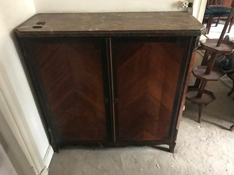 Meuble à hauteur d'appui en bois de placage à deux porte
