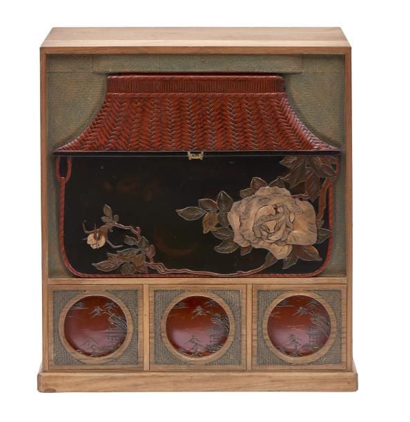 Meuble à thé (chadansu) en bois de paulownia composé de plusieurs étagères derrière une porte amovibl