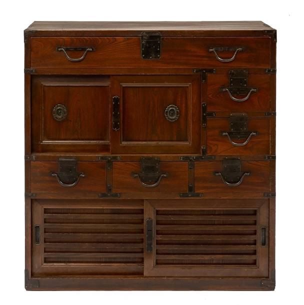 Meuble de commerçant (chodansu) avec des panneaux en bois de zelkova (keyaki), deux portes coulissantes et six tiroirs de taille divers