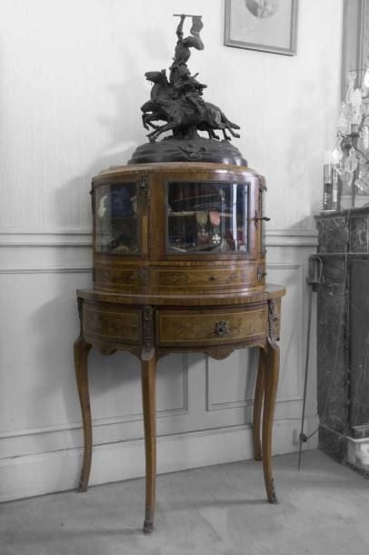 MEUBLE-VITRINE de forme demi-lune à deux corps en bois de placag