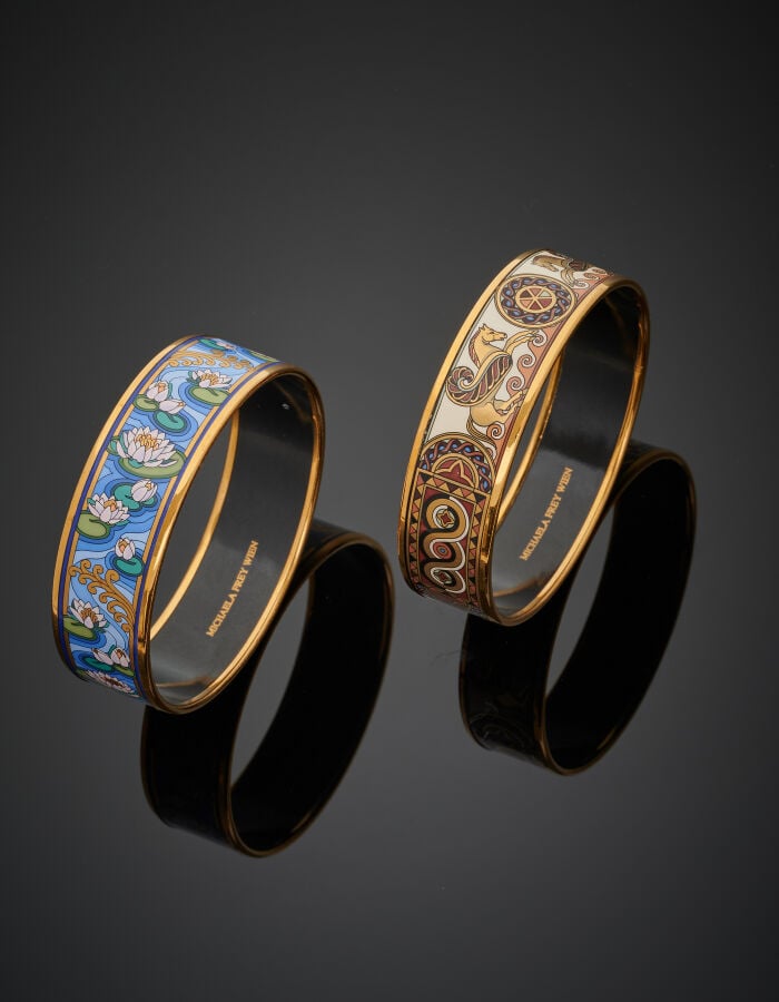 MICHAELA FREY - Paire de BRACELETS manchettes métal doré, orné de laque à motif…