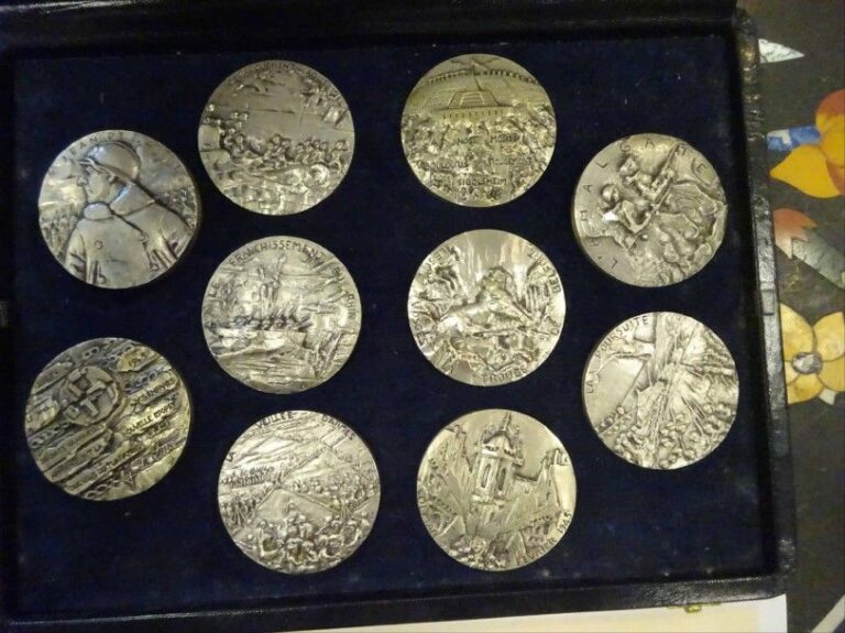 MILITARIA - Coffret édité par la Société "Les Médailles de France" comprenant une collection de 10 médailles circulaires toutes en argent (poinçons sur les tranches