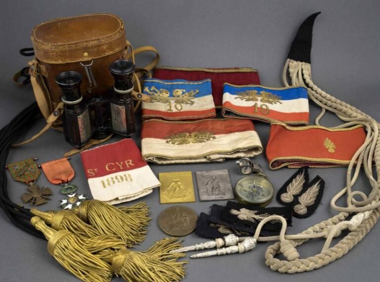 MILITARIA - Important lot d'insignes, médailles, décorations et autres objets militaires dont une légion d'honneu