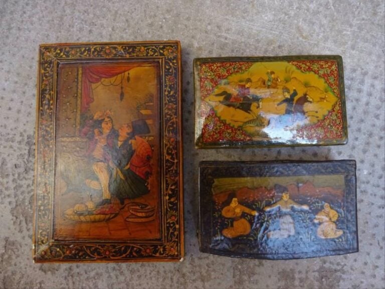 MINAUDIERE RECTANGULAIRE EN PAPIER MACHE LAQUE Iran, Qadjar / Qajar, Travail des alentours de 1900 Elle ouvre à un couvercle sur le devant (nous ne sommes pas parvenus à l'ouvrir par nous mêmes
