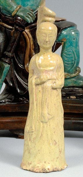 Mingqi en terre cuite à glaçure translucide sur engobe blanc, représentant une dame de cour debou
