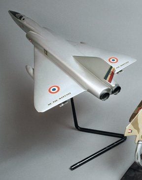 « Mirage IV », modèle en bois peint à décor de l'Armée de l'Air, sur socle torique en fer, L 53 x E 31 cm, 100%