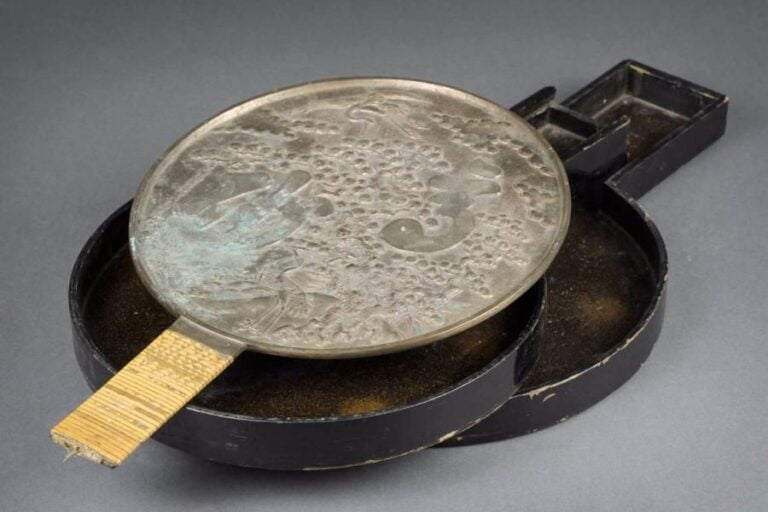 MIROIR EN ALLIAGE METALLIQUE, KAGAMI Japon, Epoque XIXe siècle, Edo/Meiji En forme de trou de serrure, la partie sommitale - la plus large - circulaire, le manche rectangulair
