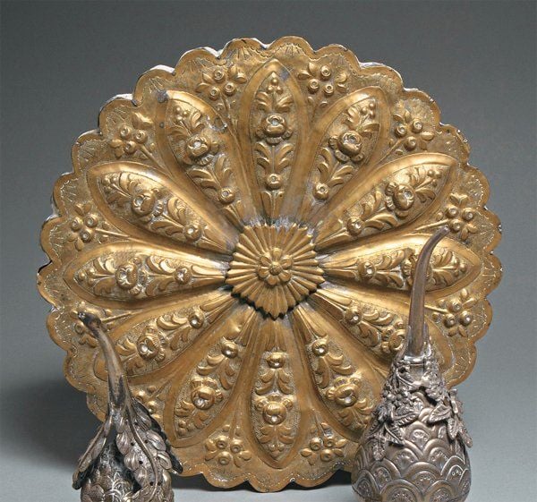 MIROIR Grand miroir discoïde polylobé en cuivre, décoré au repoussé d'une rosace floral