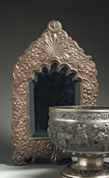 MIROIR Miroir rectangulaire à sommet en triangle, en bois garni d'argent, décoré au repoussé de motifs floraux et d'une étoile au somme
