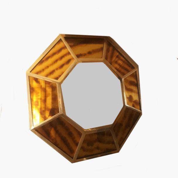 MIROIR OCTOGONAL à entourage en laiton compartimentant des plaquettes brun orangé