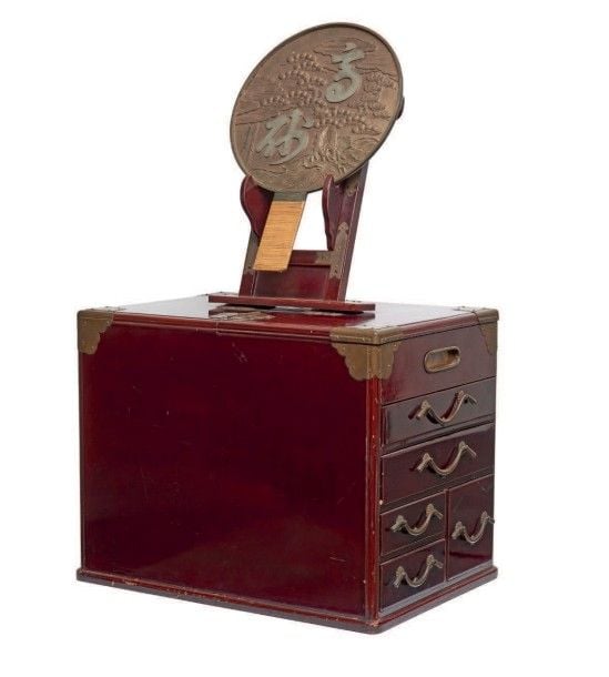 MIROIR sur support en bois garni de laque marron-rouge foncé