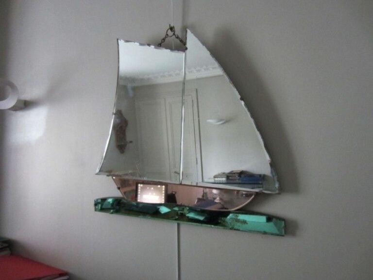 MIROIR «VOILIER» en glaces teintées découpé sur fond bois, suspension par chaîn