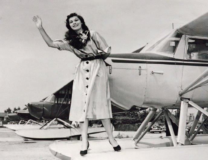 Miss Aviation Photo en noir et blanc de « Miss Aviation Michigan » posant sur un flotteur d'hydravio