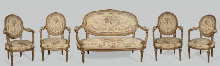 Mobilier de salon composé d'une paire de fauteuils et d'un canapé en bois doré et mouluré sculpté de fleurettes: garniture de tissu floral sur fond beig