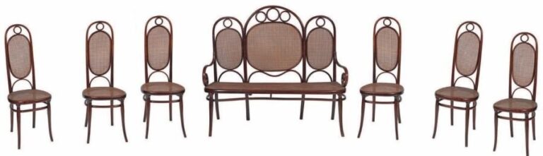 MOBILIER DE SALON D'HÔTEL, comprenant un canapé, six chaises en bois lamellé collé et courb