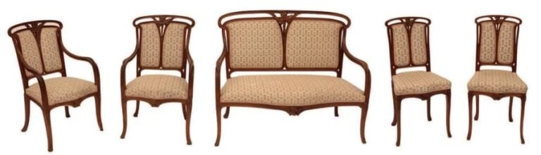 MOBILIER DE SALON en bois naturel sculpté de feuilles comprenant: canapé, deux chaises et deux fauteuils Époque 1900