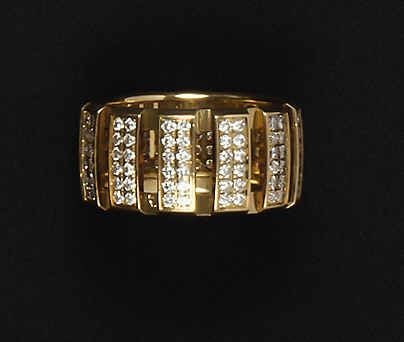 Modèle Class One Bague en or jaune 18K (750°/00) sertie de 144 diamants ronds taillés en brillant