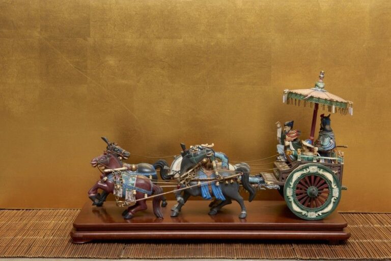 Modèle en bois garni de peinture polychrome reproduisant un ancien chariot chinois de la période des royaumes combattant