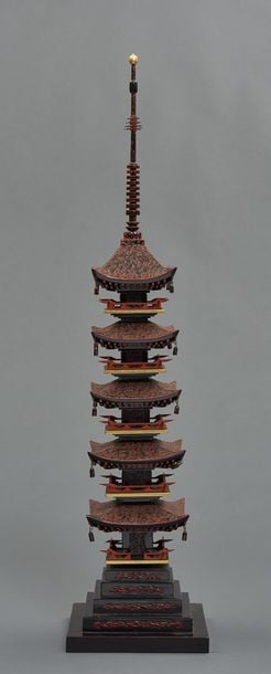 Modèle en laque Wajima d'une pagode à cinq étages du maître de laque contemporain Miyasaki Masahir