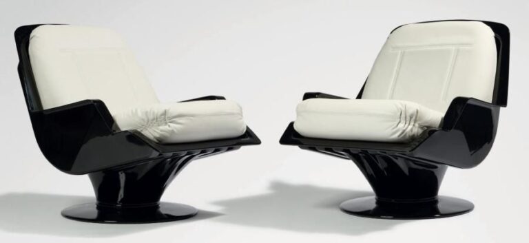 Modèle Nike-Auriga Rare paire de fauteuils en polyester laqué noir et coussins en cuir de couleur blanch