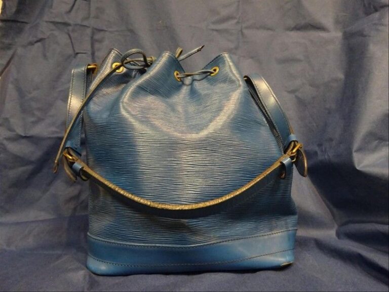 Modèle « Noé », sac porté épaule en cuir épi bleu Tolède, poche intérieure zippée (usures d'usage