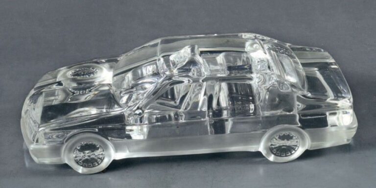 Modèle réduit de voiture Peugeot en cristal moul