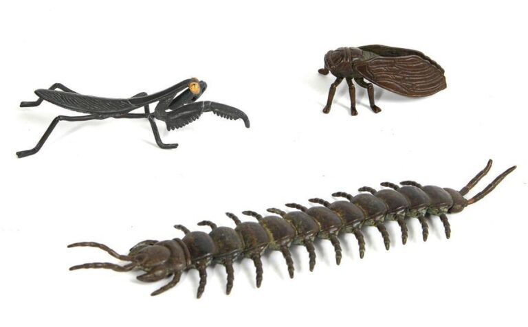 Modèles en bronze d'une mante, un centipède à segments mobiles et une petite cigal