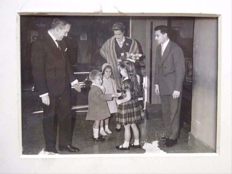MONACO - Photographie argentique noir et blanc représentant le Prince Rainier et la Princesse Grâce et leurs enfants Caroline, Stéphanie et Alber