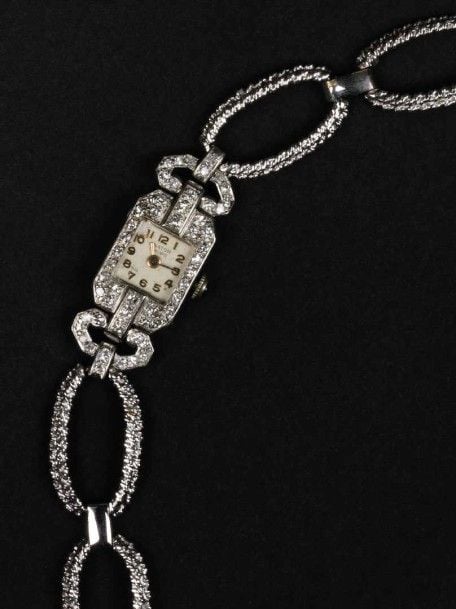 Montre bracelet dame au cadran en or blanc 18K (750°/00) hexagonal serti de diamant