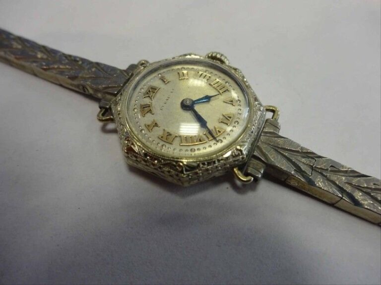 MONTRE bracelet de dame au boitier octogonal en or blanc 18K (750°/00