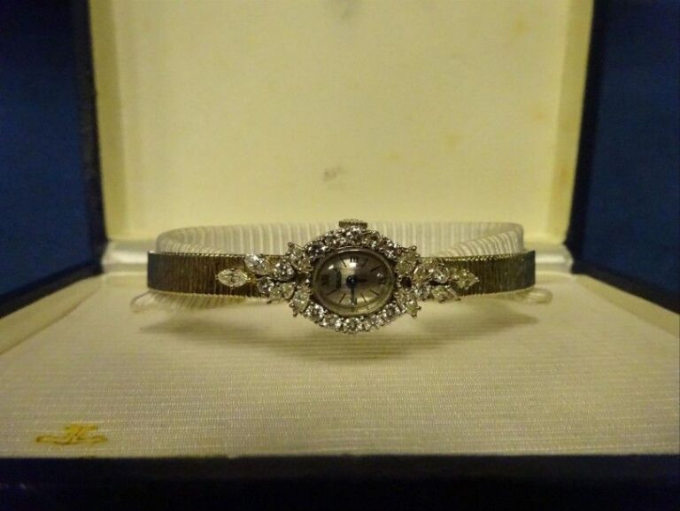 Montre bracelet de dame en or blanc 18K (750°/00) sertie de diamants taille brillant et taille navette, en