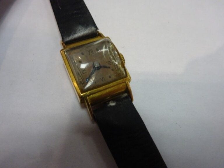 MONTRE bracelet de dame en or jaune 18K (750°/00) à cadran carr