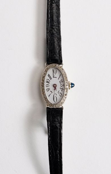 MONTRE BRACELET de dame or gris, la lunette sertie d’une ligne de diamants taillés en ros