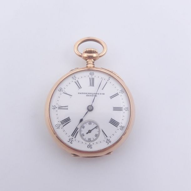 MONTRE DE COL en or jaune (750 millièmes) ciselé d'un cartouche surmonté d'une couronn