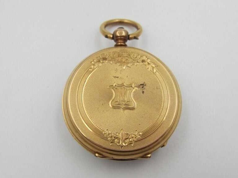 MONTRE DE COL en or jaune (750 millièmes) finement guilloché et cisel